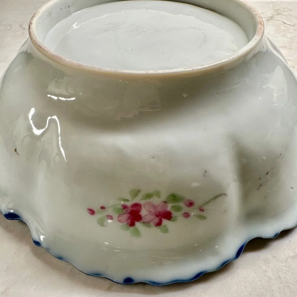 EXQUISITE, ANTIQUE, FINE PORCELAIN SERVING BOWL. COLORFUL HAND-PAINTED ROSES